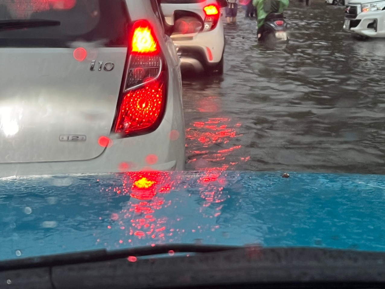 Giao thông trên nhiều tuyến đường bị ách tắc lúc đầu giờ sáng.