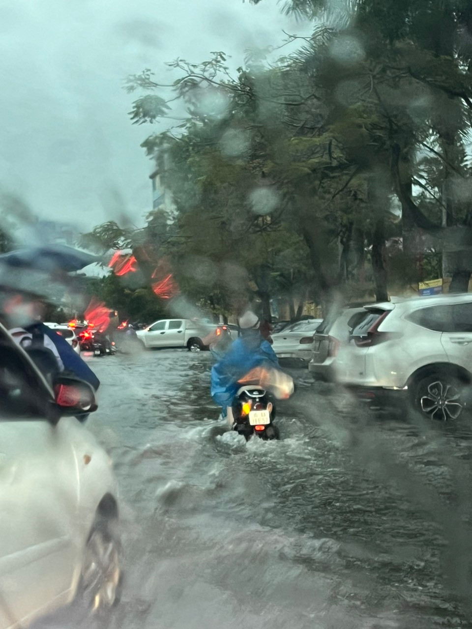 Đường Lê Quý Đôn, phường Ba Đình, TP Thanh Hoá bị ngập lụt, tắc đường.