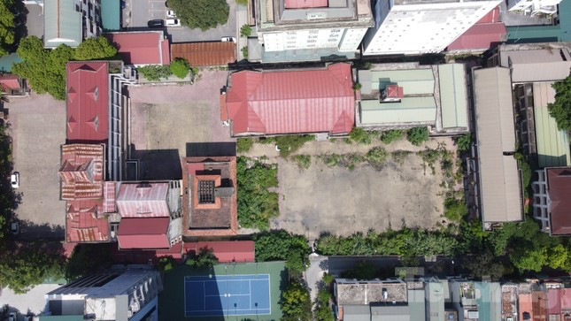 Trụ sở cũ Bộ Chỉ huy quân sự tỉnh Thanh Hóa rộng gần 10.000m2, gồm 3 dãy nhà. Trụ sở có vị trí đắc địa, mặt tiền hướng ra đại lộ Lê Lợi.