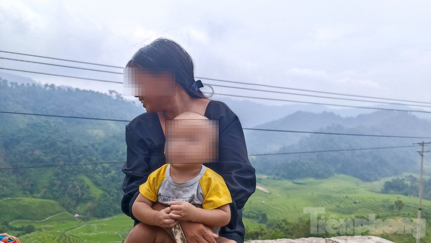 Sinh con sớm khiến nhiều cháu gái ở huyện Mường Lát có cuộc sống khó khăn. Sinh con sớm khiến nhiều cháu gái ở huyện Mường Lát có cuộc sống khó khăn.