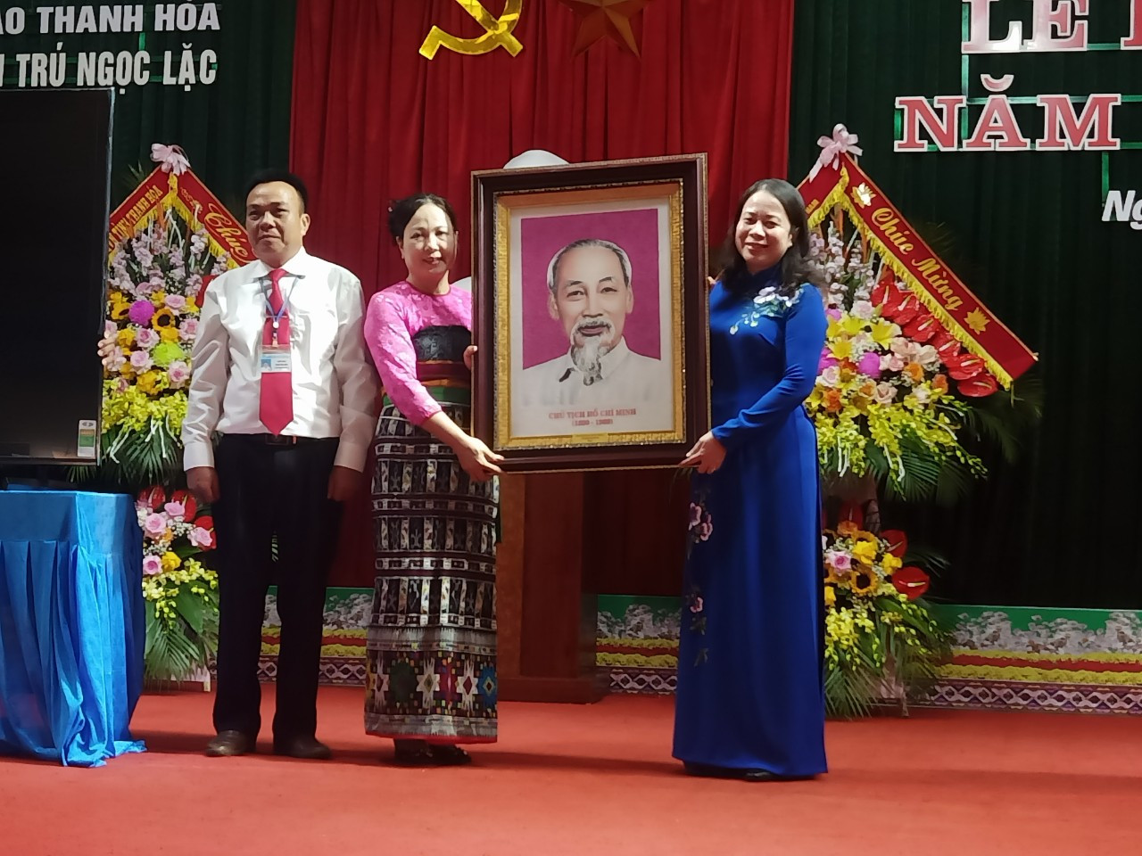 Phó Chủ tịch nước Võ Thị Ánh Xuân tặng ảnh Bác Hồ, tặng quà cho trường và huyện Ngọc Lặc.