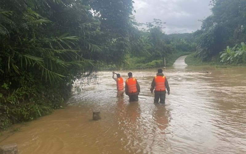 Lực lượng chức năng tìm kiếm nạn nhân bị mất tích ở huyện Quan Sơn (Thanh Hoá).