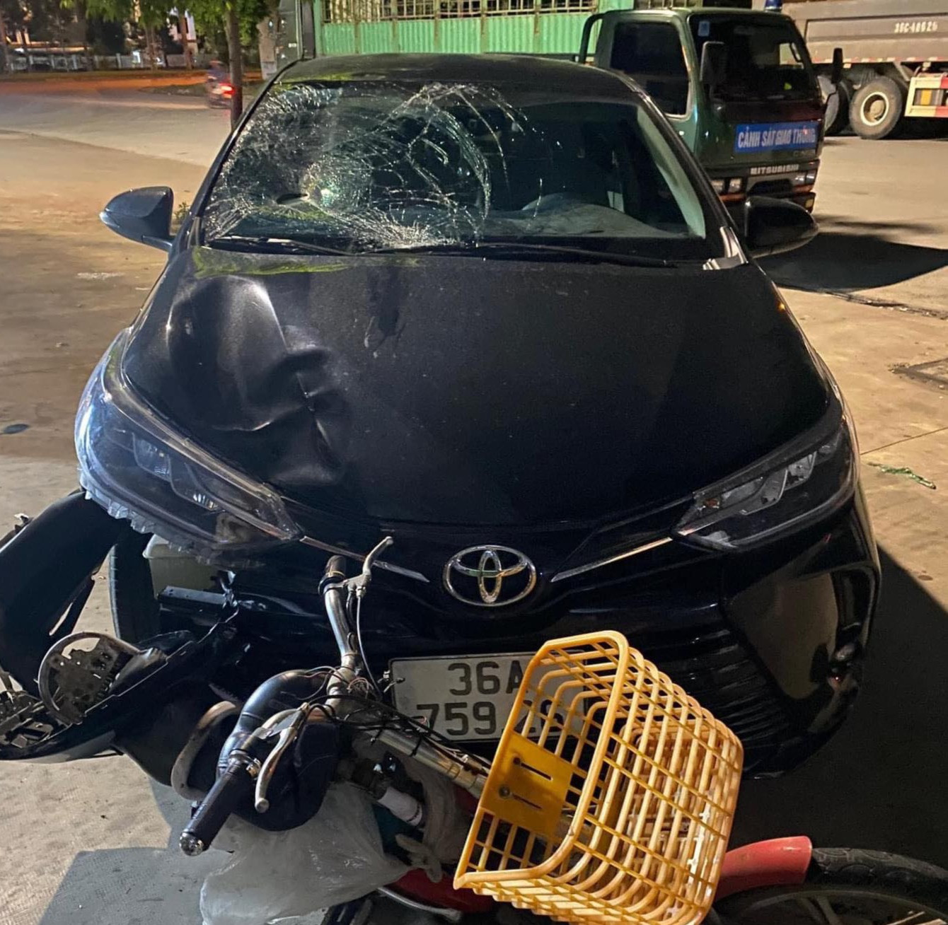 Hiện trường chiếc xe gây tai nạn.