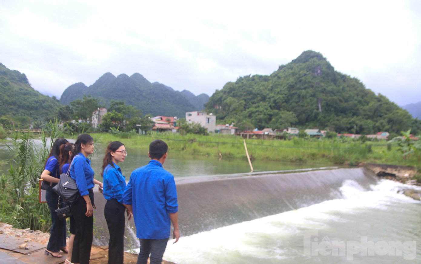 Hiện trường anh Trương Văn Tuân cứu đưa 2 cháu nhỏ lên bờ. Hiện trường anh Trương Văn Tuân cứu đưa 2 cháu nhỏ lên bờ.