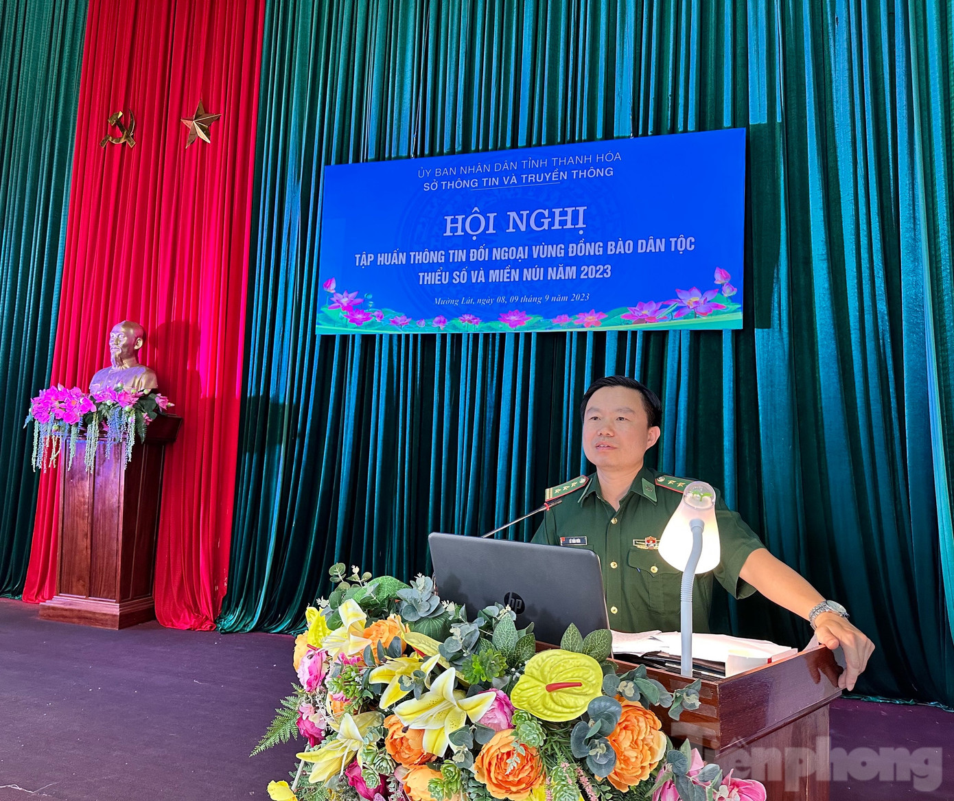 Thượng tá Lê Tiến Viên, Phó Chủ nhiệm chính trị, Bộ Chỉ huy Bộ đội Biên phòng tỉnh Thanh Hoá truyền đạt kỹ năng, nghiệp vụ công tác dân vận của đội ngũ cán bộ ở khu vực biên giới trong tình hình mới.