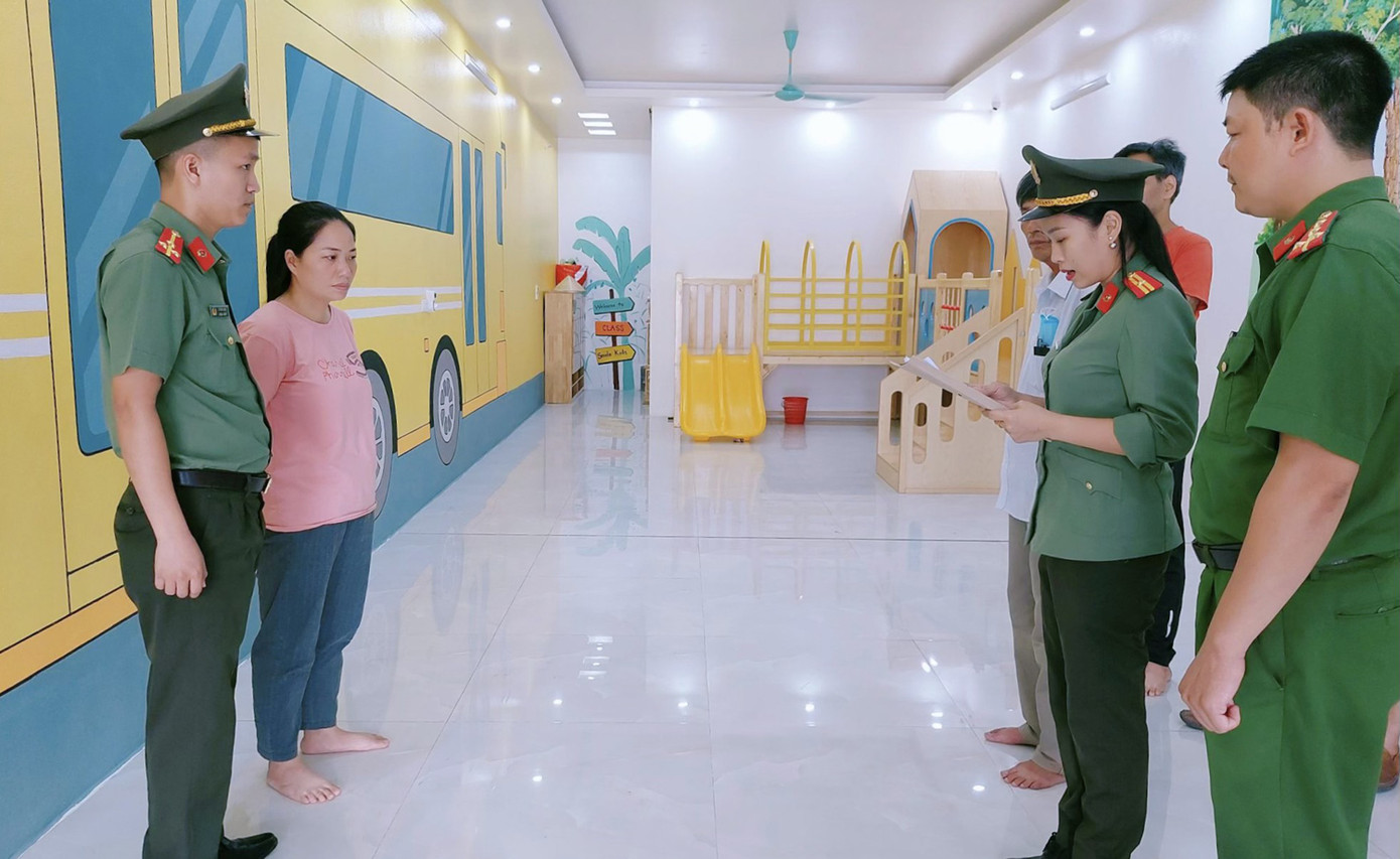 Cơ quan An ninh điều tra Công an tỉnh Thanh Hóa thi hành Lệnh bắt tạm giam đối với Lê Thị Hồng Vân. Ảnh: Công an Thanh Hoá