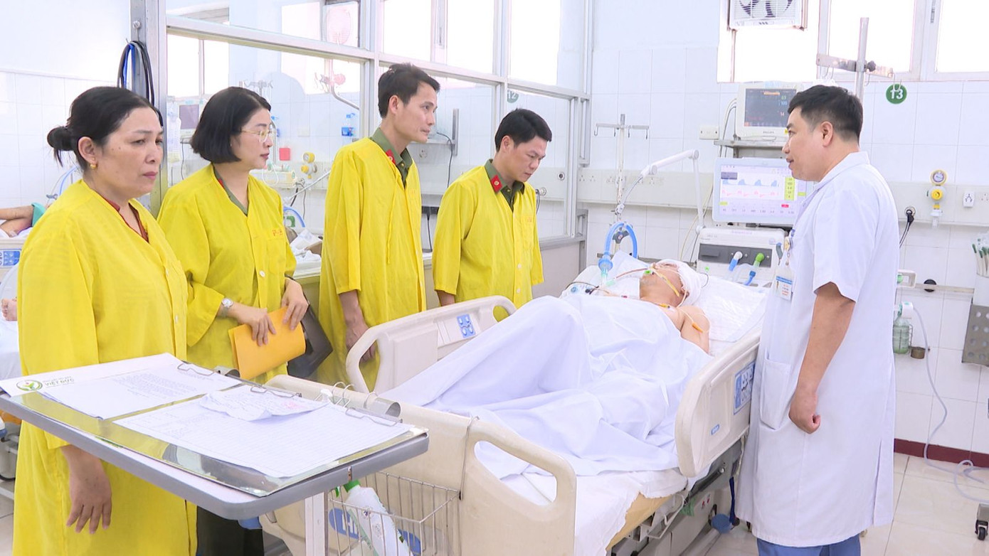 Đại tá Nguyễn Hữu Mạnh (áo vàng trong cùng), Phó Giám đốc Công an tỉnh Thanh Hoá thăm hỏi tình hình sức khoẻ của trung uý Phan Tiến Dũng tại Bệnh viện Hữu nghị Việt Đức (Hà Nội). Đại tá Nguyễn Hữu Mạnh (áo vàng trong cùng), Phó Giám đốc Công an tỉnh Thanh Hoá thăm hỏi tình hình sức khoẻ của trung uý Phan Tiến Dũng tại Bệnh viện Hữu nghị Việt Đức (Hà Nội).