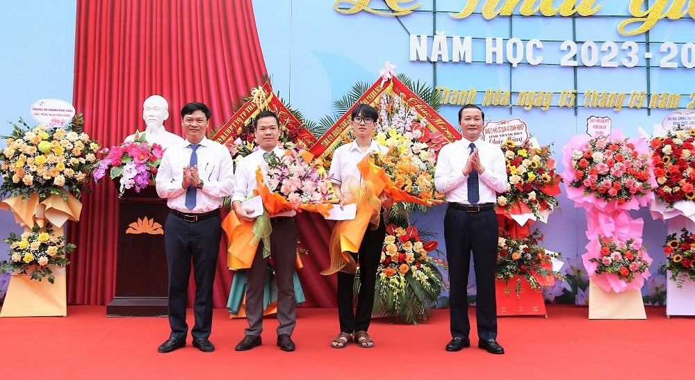 Ông Đỗ Minh Tuấn, Chủ tịch UBND tỉnh Thanh Hoá đánh trống khai trường, tặng hoa chúc mừng học sinh, giáo viên tại Trường THPT chuyên Lam Sơn.