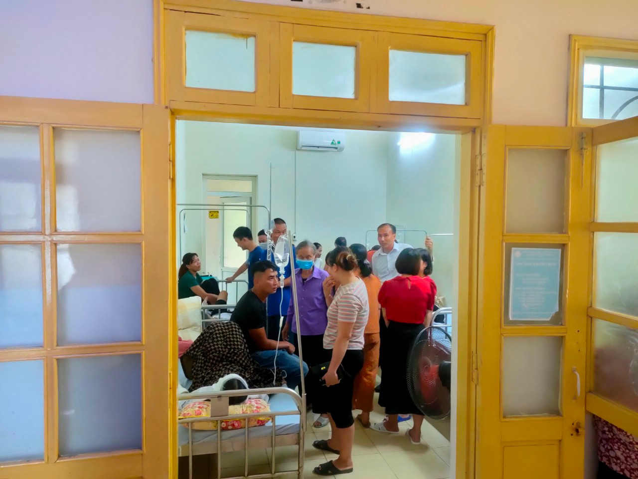 Học sinh bị thương được thầy cô, người nhà kịp thời đưa đến bệnh viện điều trị.