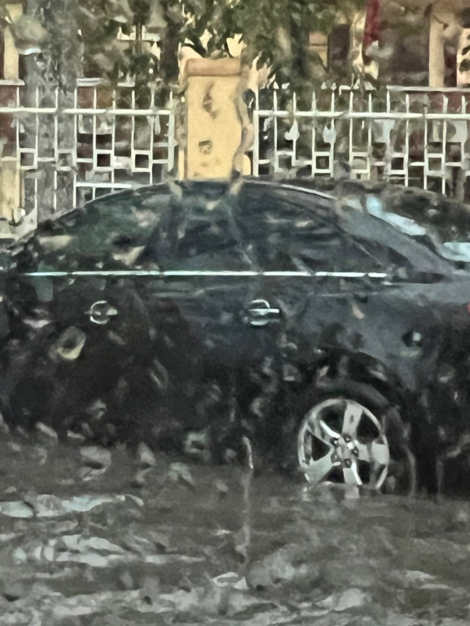 Nhiều ô tô, xe máy bị tắt máy do nước ngập