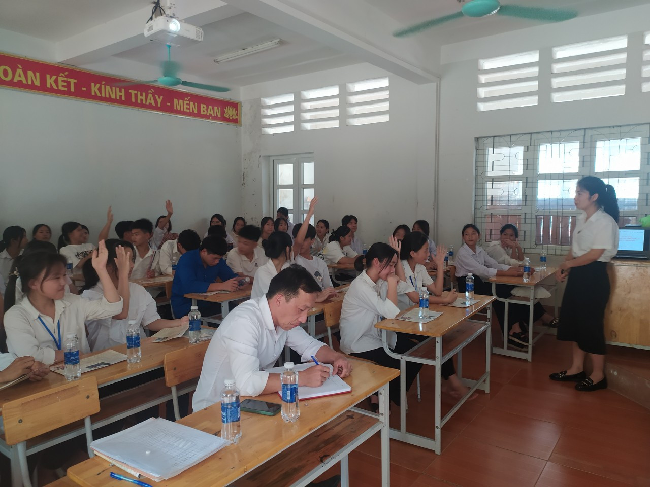 Trung tâm Y tế huyện Mường Lát tuyên truyền về việc chăm sóc sức khoẻ cho học sinh tại trường học. Trung tâm Y tế huyện Mường Lát tuyên truyền về việc chăm sóc sức khoẻ cho học sinh tại trường học.