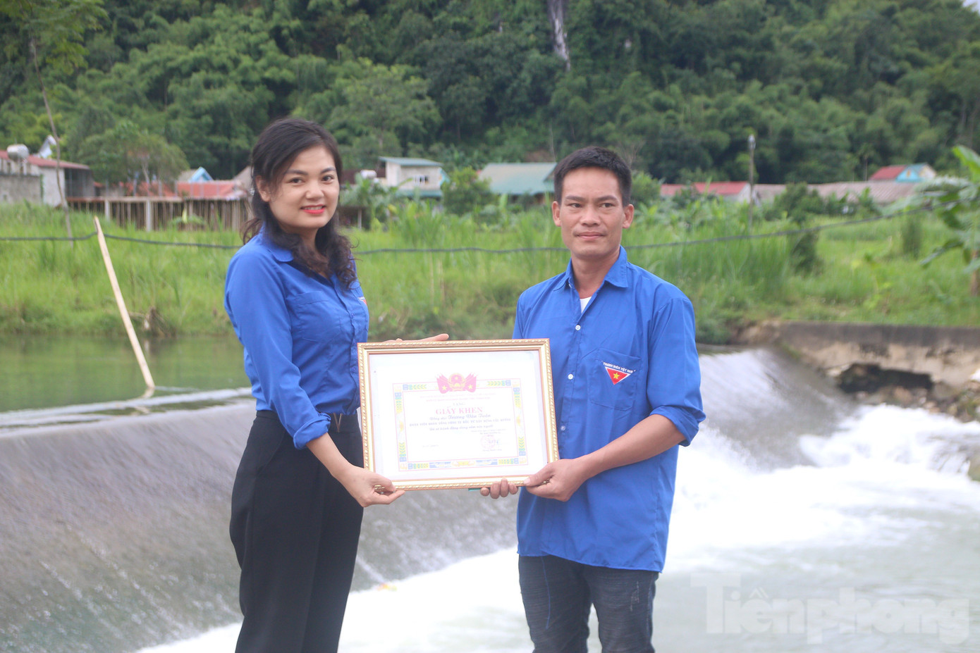 Đại diện lãnh đạo Tỉnh Đoàn Thanh Hóa và Đoàn khối cơ quan và doanh nghiệp tỉnh Thanh Hoá khen thưởng cho thanh niên dũng cảm cứu người. Đại diện lãnh đạo Tỉnh Đoàn Thanh Hóa và Đoàn khối cơ quan và doanh nghiệp tỉnh Thanh Hoá khen thưởng cho thanh niên dũng cảm cứu người.