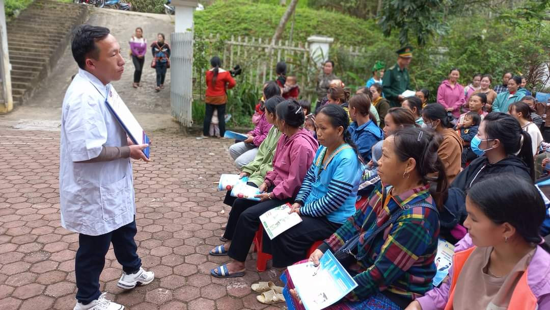 Lực lượng chức năng huyện Mường Lát tuyên truyền vấn đề chăm sóc sức khoẻ cho người dân... Lực lượng chức năng huyện Mường Lát tuyên truyền vấn đề chăm sóc sức khoẻ cho người dân...