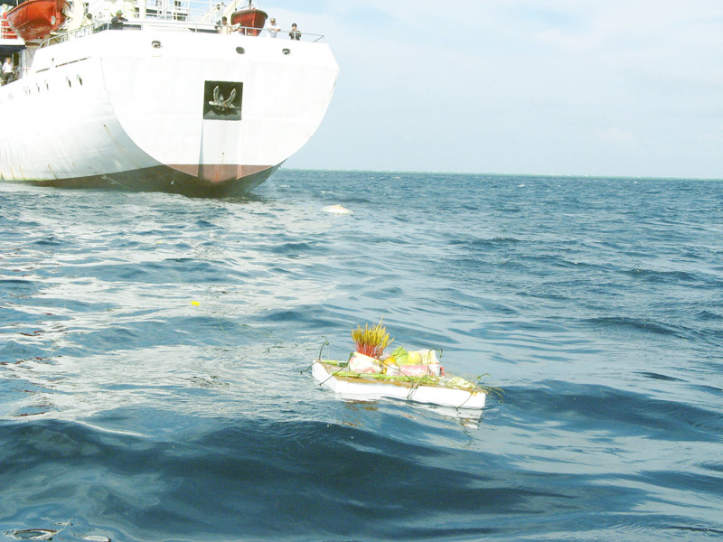 Thả vòng hoa tưởng niệm 64 liệt sĩ đã hy sinh ngày 14-3-1988