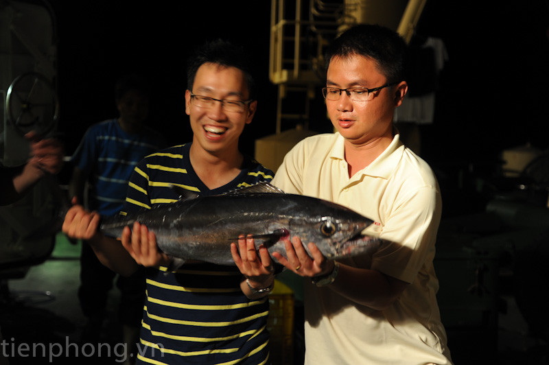 Nhiều bạn trẻ rất muốn có được bức ảnh kỷ niệm trong đêm câu cá tại Trường Sa. Nhiều bạn trẻ rất muốn có được bức ảnh kỷ niệm trong đêm câu cá tại Trường Sa