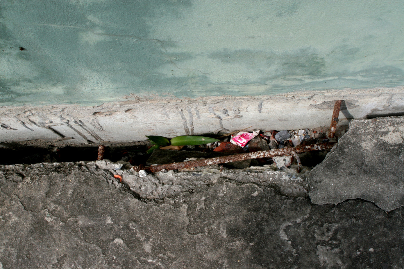 Nhiều chỗ của tòa nhà A5 nét lẻ trơ cả sắt 