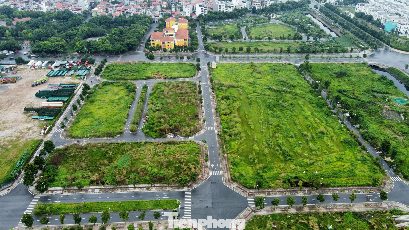 UBND TP Hà Nội yêu cầu kiên quyết không để tình trạng xử lý lòng vòng, né tránh, đùn đẩy trách nhiệm, chậm trễ, nhũng nhiễu, tiêu cực trong giải quyết các thủ tục hành chính làm ảnh hưởng đến tiến độ triển khai các dự án bất động sản. UBND TP Hà Nội yêu cầu kiên quyết không để tình trạng xử lý lòng vòng, né tránh, đùn đẩy trách nhiệm, chậm trễ, nhũng nhiễu, tiêu cực trong giải quyết các thủ tục hành chính làm ảnh hưởng đến tiến độ triển khai các dự án bất động sản.