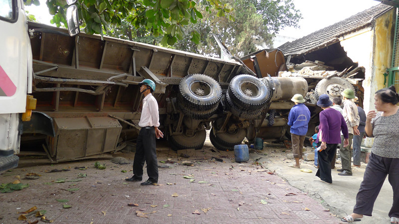 Xe container mất lái đâm vào 1 xe tải và húc đổ nhà dân tại phường Lam Khê, thị xã Uông Bí, Quảng Ninh chiều 13-11-2011. Ảnh: Xuân Phú