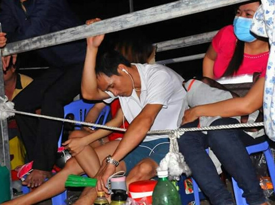 Chen chân từ rạng sáng nộp hồ sơ cho con vào lớp 1 ảnh 1