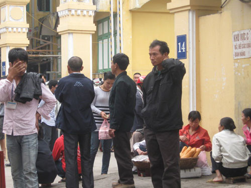 Cổng Bệnh viện Việt Đức luôn có sẵn một nhóm "cò" máu. Ảnh: Bee.net.