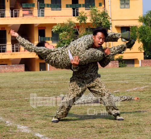  Hạ gục đối phương bằng một cú cắt kéo điêu luyện 