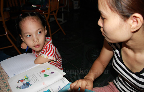 Bé Chi và mẹ đang học bài. Ảnh: Trường Phong