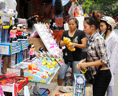 Mặt hàng năm nay bán được là hình nộm Gangnam Style với 170 nghìn đồng/chiếc. Mặt hàng năm nay bán được là hình nộm Gangnam Style với 170 nghìn / 1 chiếc