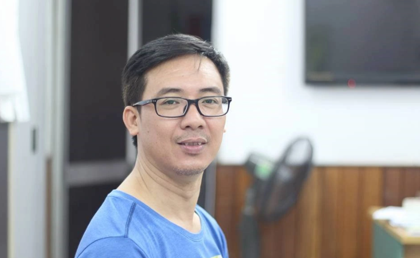 Ông Đào Tuấn Đạt là giảng viên Vật lý đại cương tại Đại học Bách Khoa Hà Nội, và là cố vấn chuyên môn trường THPT Anhxtanh (Đống Đa, Hà Nội)