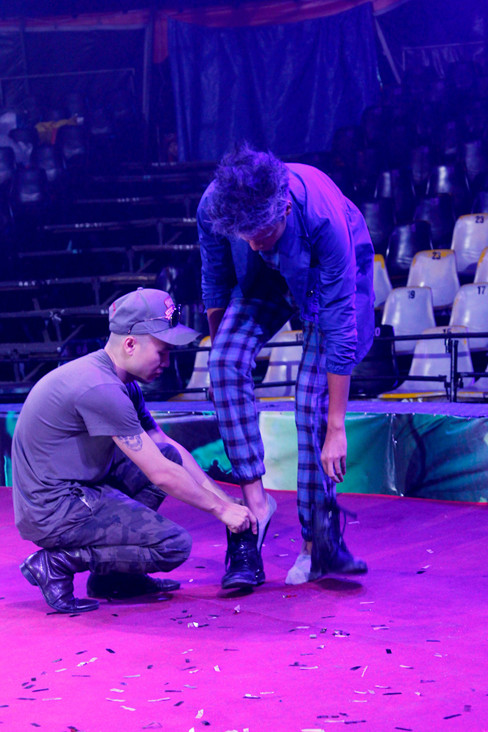 Đỗ Mạnh Cường tận tay đi giày cho thí sinh nam