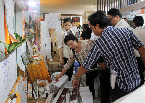 Các thiết bị phụ kiện kèm theo kính cũng xả hàng giảm 50% được khá nhiều người chọn mua