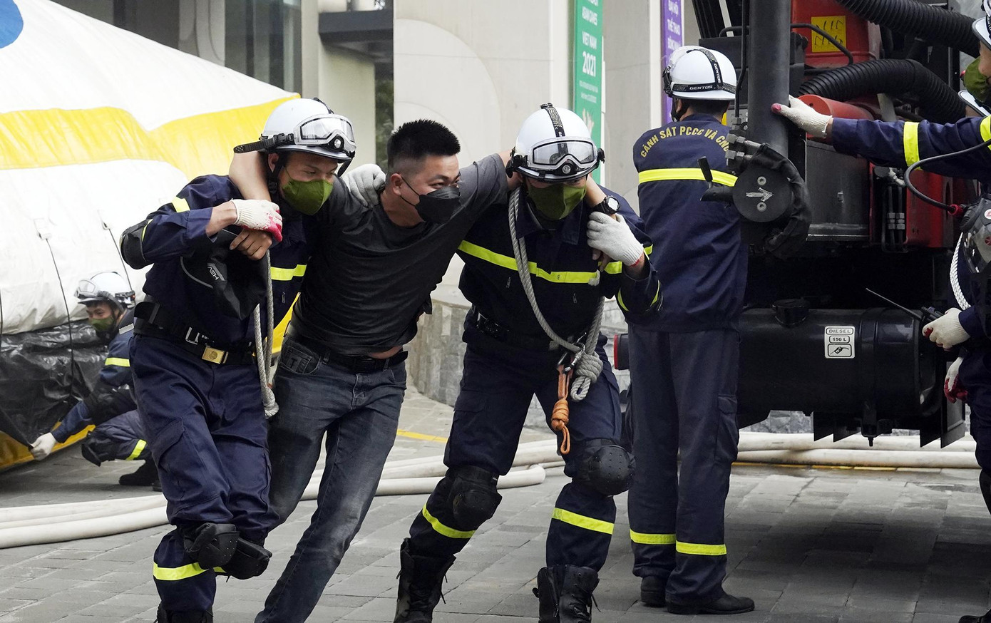 Ngay lập tức, lực lượng chữa cháy cơ sở nhanh chóng triển khai vòi phun và sơ tán nhiều nhân viên và khách đang có mặt bên trong.