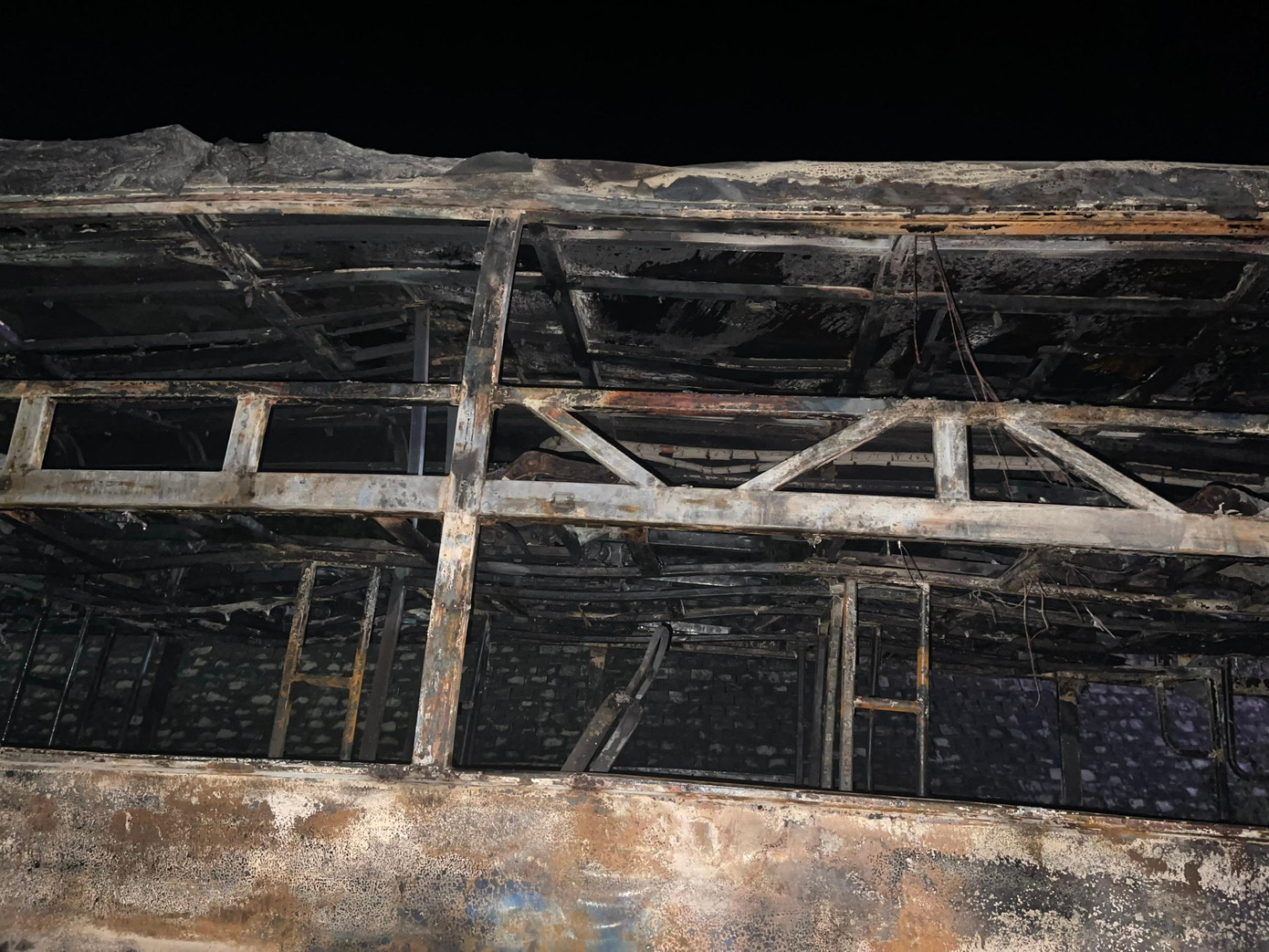 Lực lượng chức năng nhận được tin báo đã khẩn trương tới hiện trường chữa cháy, phân luồng giao thông.