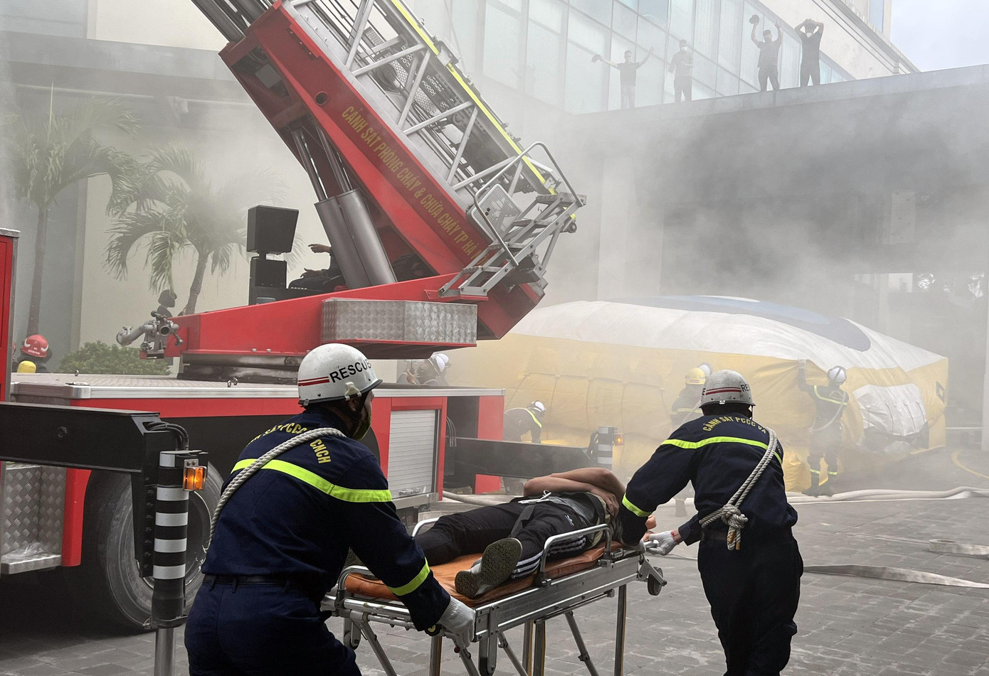 Đám cháy tỏa ra nhiệt lượng lớn cùng khói, khí độc, gây khó khăn trong việc tiếp cận của lực lượng chữa cháy và thoát nạn của cán bộ, nhân viên, khách hàng có mặt trong khách sạn.