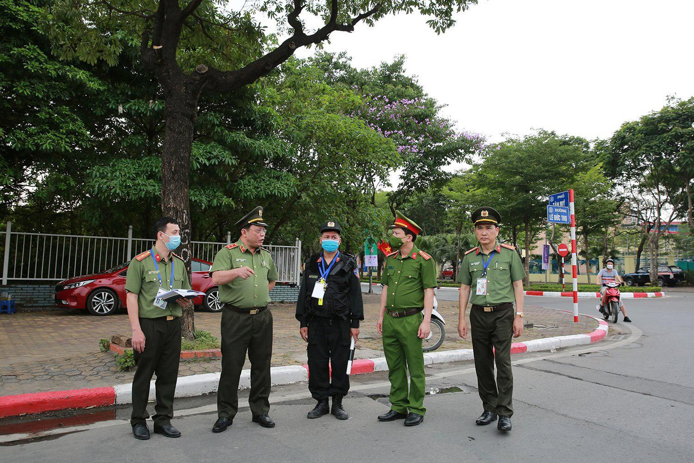 Trung tướng Nguyễn Hải Trung - Giám đốc Công an TP Hà Nội kiểm tra tại chốt trực trên đường Lê Đức Thọ.