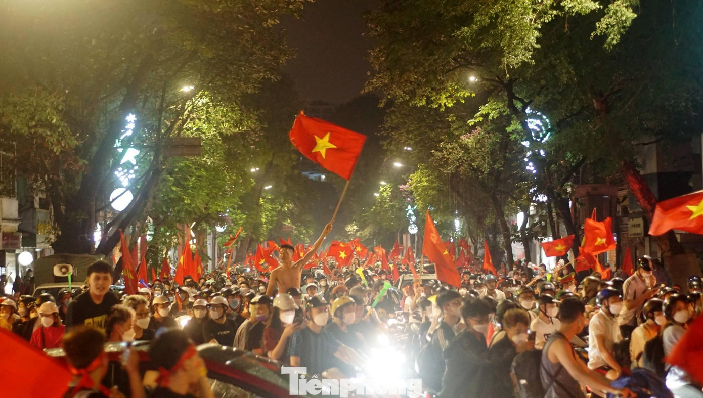 Người dân đổ ra đường ăn mừng chiến thắng. Ảnh: Thanh Hà.