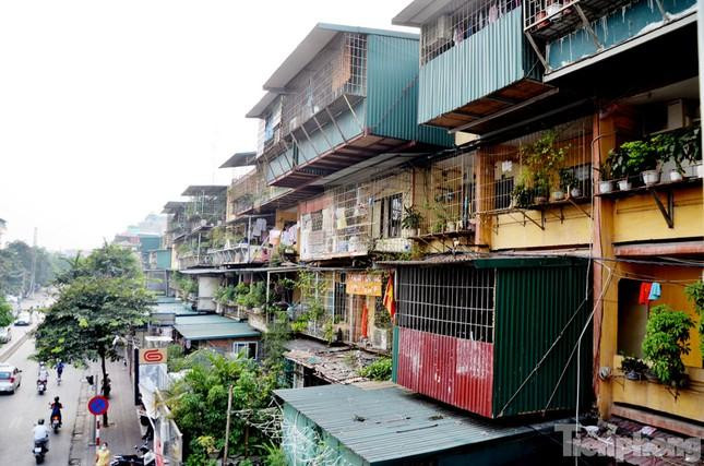 Những ngôi nhà tập thể cũ quây kín "chuồng cọp" ngoài ban công. Ảnh minh họa: Thanh Hà