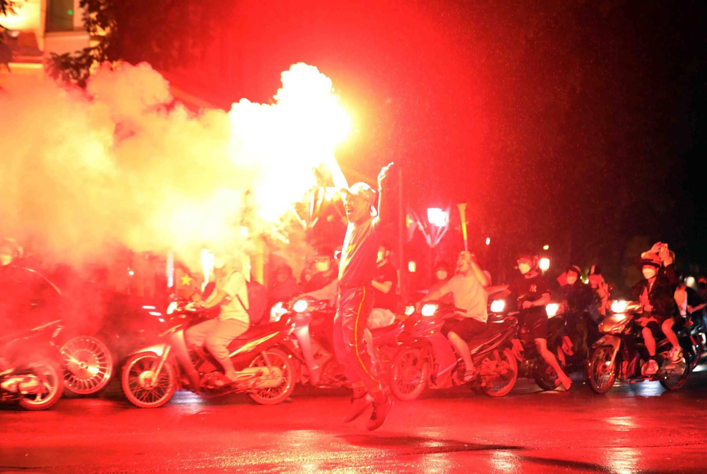 Nam thanh niên đốt pháo sáng.