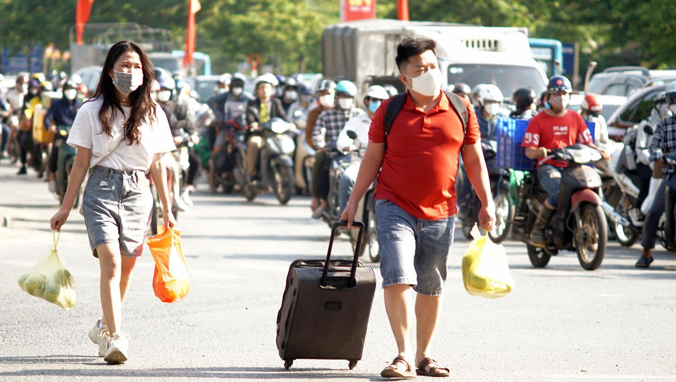 Tại trước Bến xe Nước Ngầm, các chuyến xe khách nườm nượp đổ về. Hành khách mang theo hành lý lỉnh kỉnh trở lại Hà Nội. Ảnh: Thanh Hà