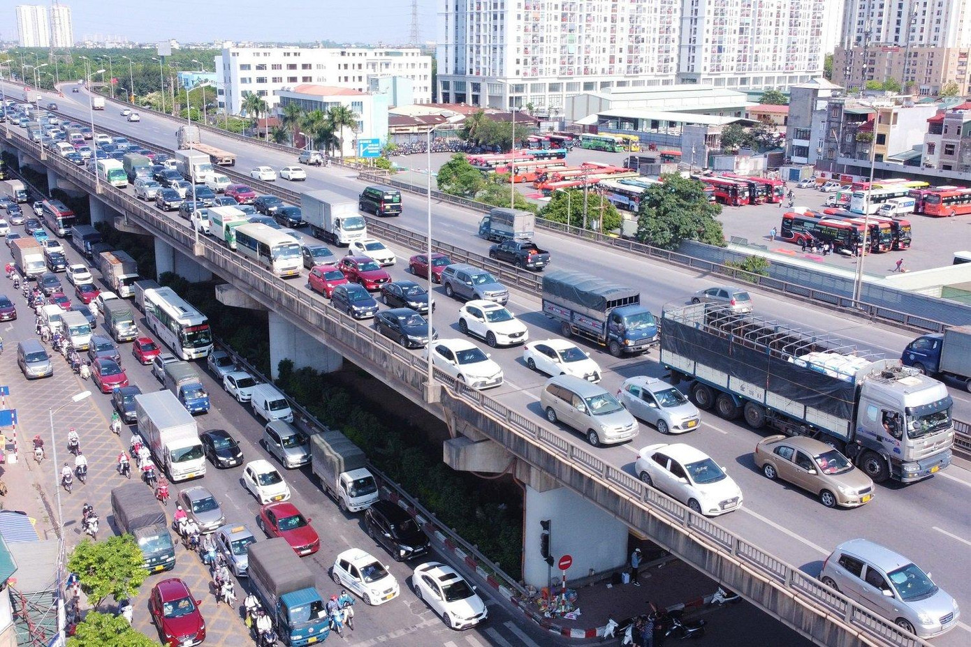 Tuyến đường vành đai 3 trên cao cũng ùn dài. Ảnh: Thanh Hà