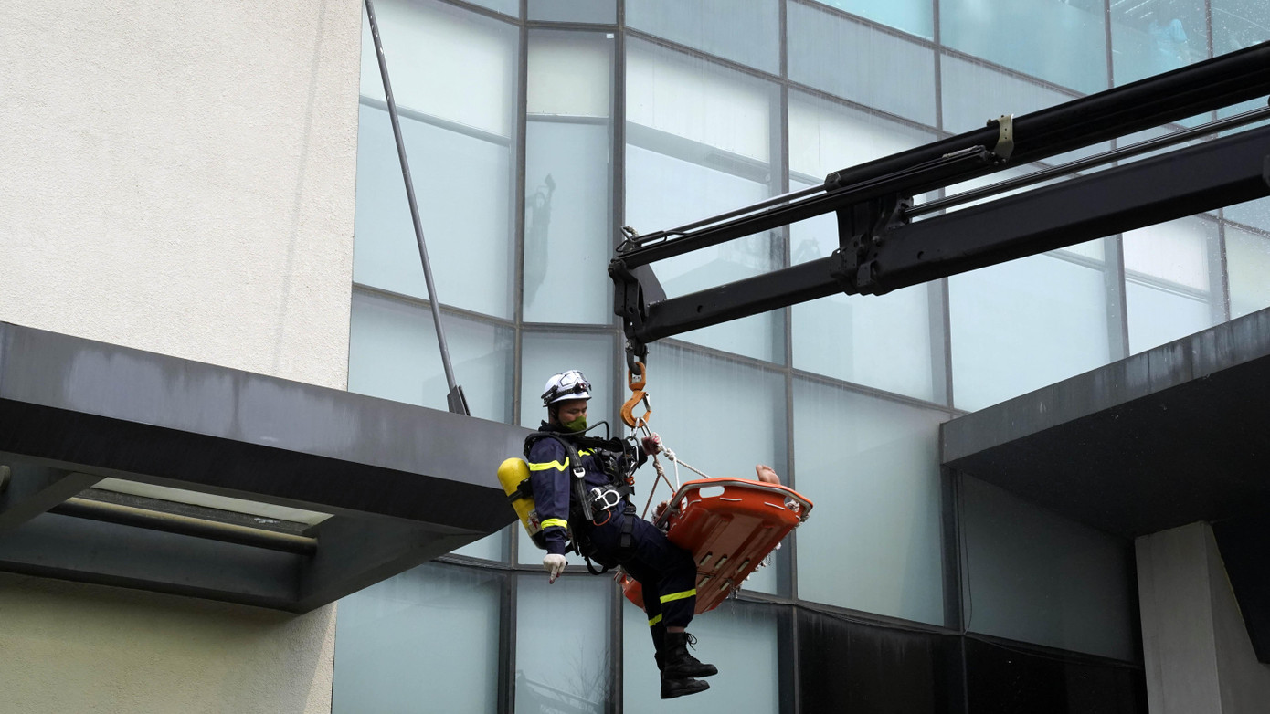 Tại tầng 4, có 6 người bị ngạt khói (trong đó có 2 nạn nhân chấn thương không tự di chuyển được, 4 nạn nhân còn tỉnh nhưng hoảng loạn về tâm lý). Còn trên mái che lối vào sảnh lễ tân có 5 nạn nhân (1 đang bất tỉnh và 4 đang hoảng loạn ra tín hiệu kêu cứu) từ độ cao hơn 10m.
