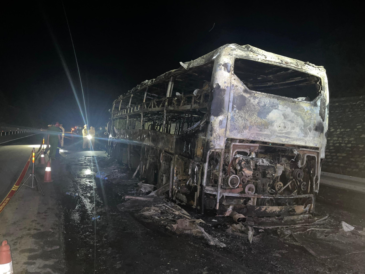 Tài xế nhanh chóng dừng xe ven đường mở cửa cho hành khách thoát xuống.