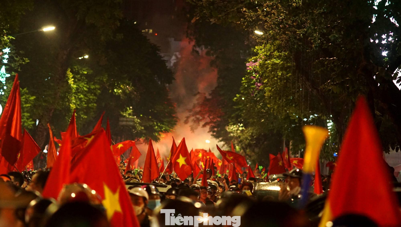 "Rừng" cờ đỏ sao vàng tung bay trên khắp các tuyến phố. Ảnh: Thanh Hà