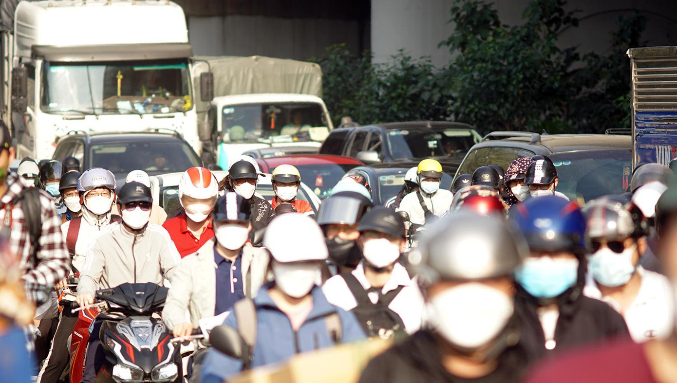 15h ngày 3/5, tại khu vực đường Giải Phóng (Hoàng Mai, Hà Nội), lượng phương tiện bắt đầu tăng cao hướng từ quốc lộ 1 vào trung tâm thành phố. Ảnh: Thanh Hà