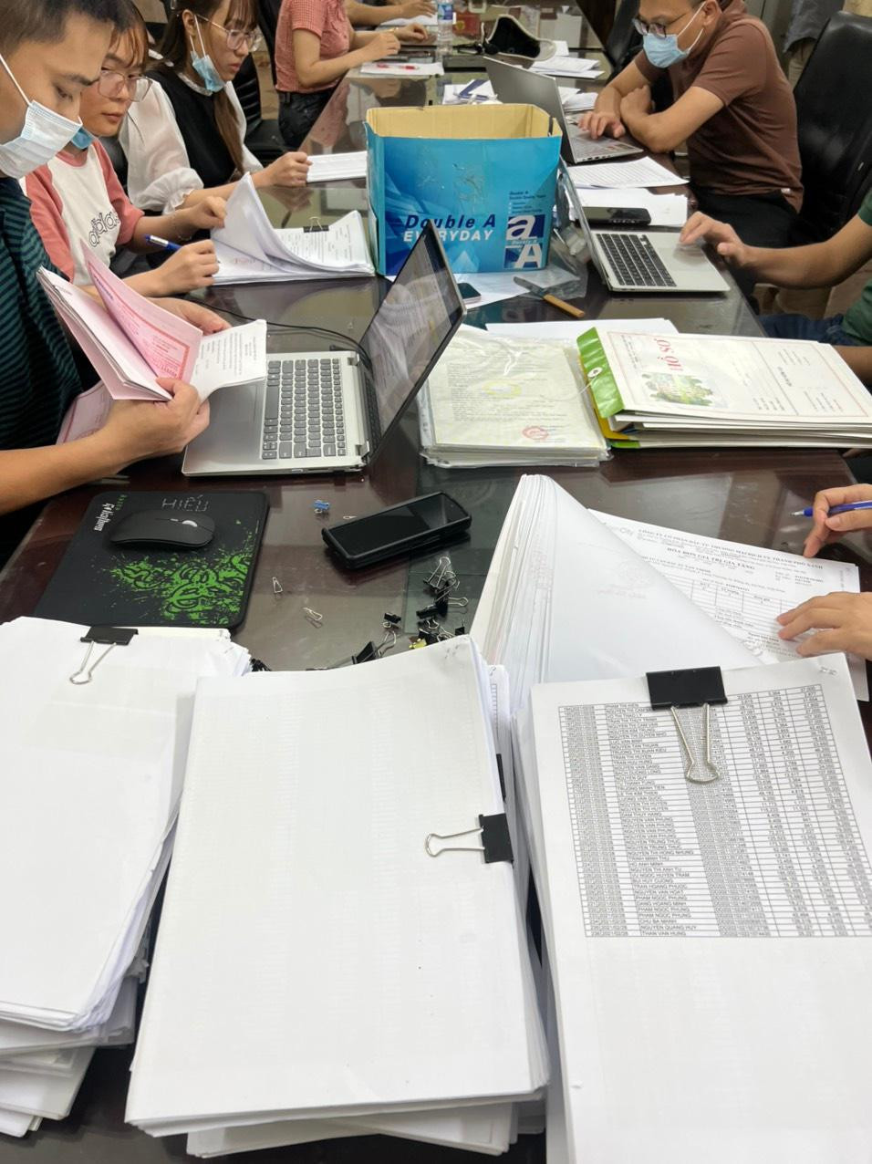 Nhiều tài liệu liên quan bị thu giữ.