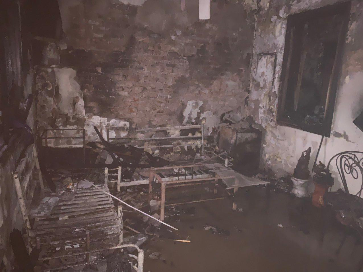 Khu vực phòng khách đồ đạc bị cháy rụi. Khu vực phòng khách đồ đạc bị cháy rụi.