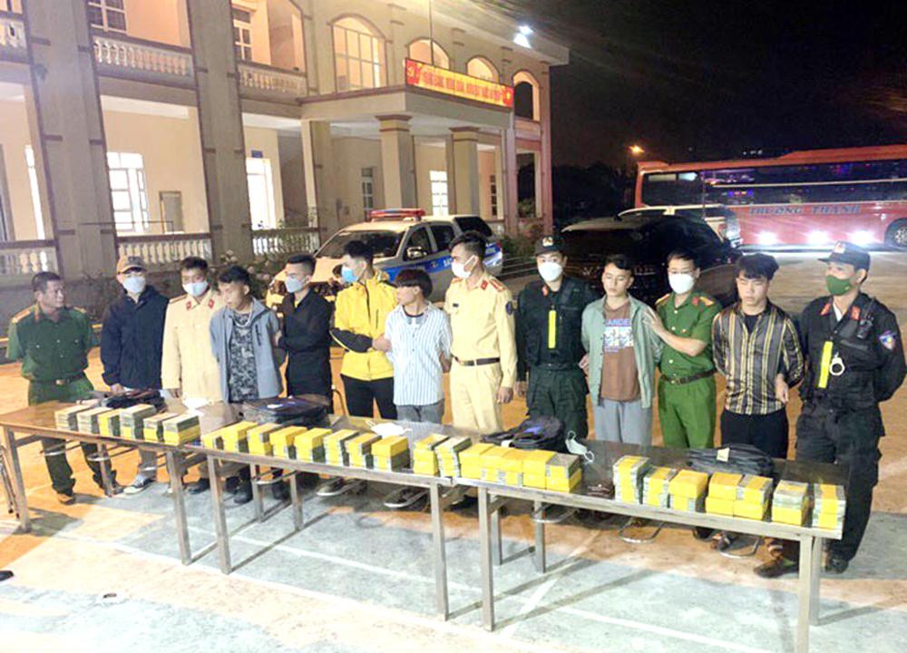 Nhóm 4 đối tượng bị bắt và số lượng lớn ma túy thu giữ. Nhóm 4 đối tượng bị bắt và số lượng lớn ma túy thu giữ.