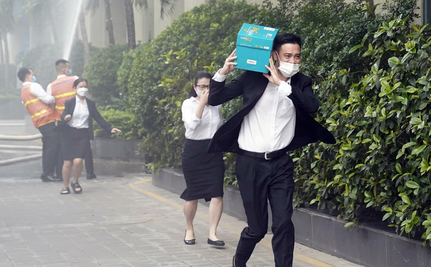 Các lực lượng khác sử dụng áo chống nhiệt và bình cứu hoả tiếp cận các tầng cao đưa người bị nạn đến nơi an toàn. Dưới sảnh khách sạn, hệ thống đệm hơi cũng được triển khai, dưới sự hướng dẫn của cảnh sát phòng cháy chữa cháy các nạn nhân cũng được cứu nạn an toàn. Sau khoảng 15 phút, đám cháy nhanh chóng được khống chế và dập tắt hoàn toàn.