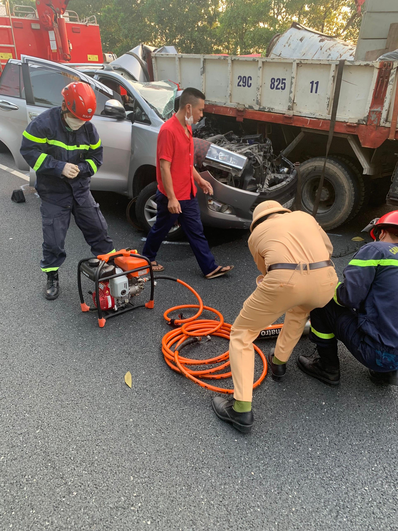 Lực lượng chức năng tổ chức cứu nạn.