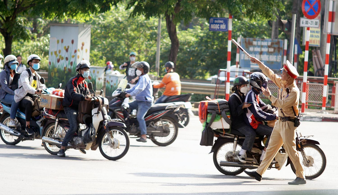 Lực lượng CSGT phân luồng giao thông trên đường Ngọc Hồi (Hà Nội). Lực lượng CSGT phân luồng giao thông trên đường Ngọc Hồi (Hà Nội).