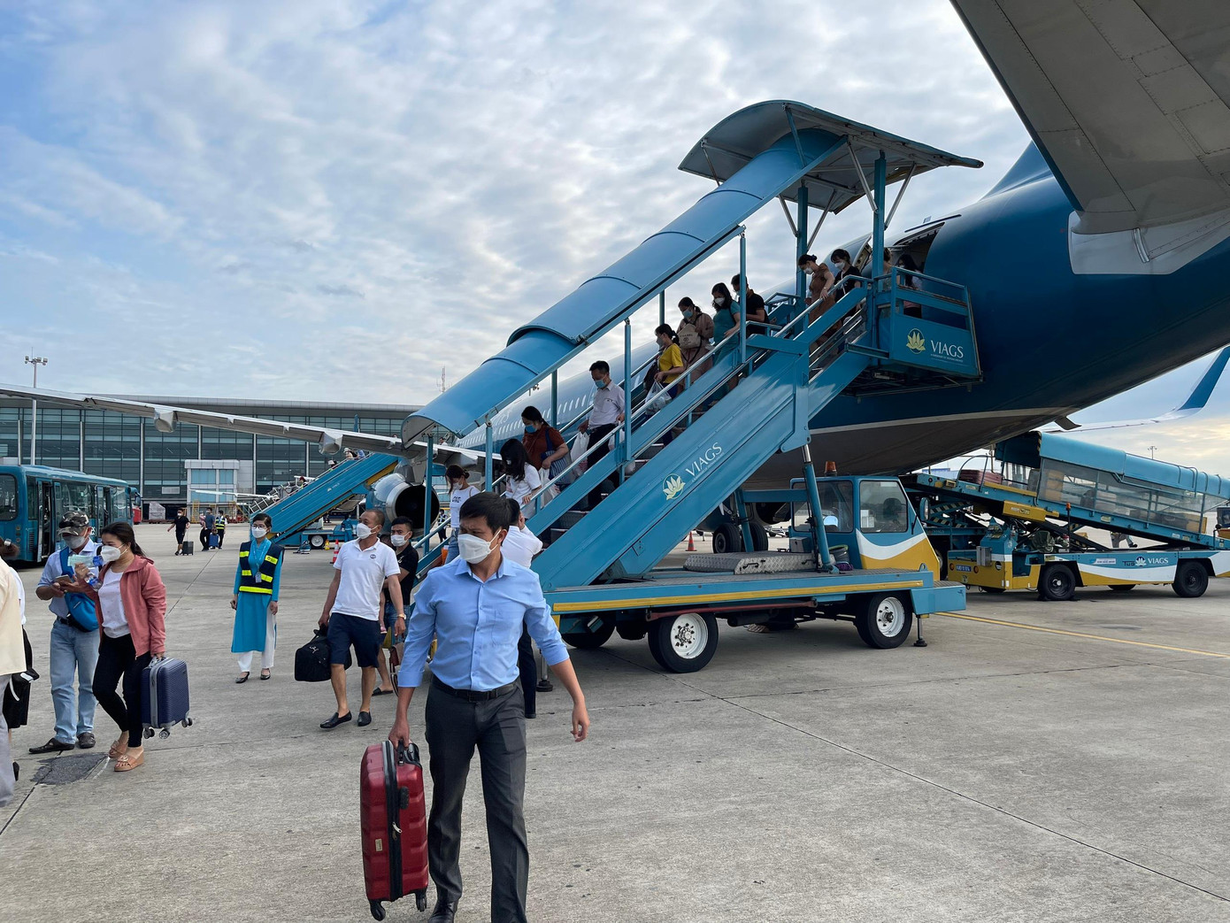 Tại sân bay Nội Bài, phóng viên ghi nhận lượng khách đến, đi từ Hà Nội rất đông. Ảnh: Như Ý